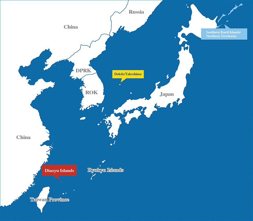 A három vitatott hovatartozású szigetcsoport Japán körül – kékkel az Északi Területek, sárgával a Takesima-szigetek, pirossal a Szenkaku-szigetek  (forrás: Beijing Review)