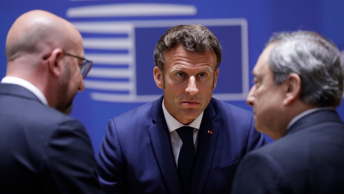 Charles Michel, az Európai Tanács elnöke, Emmanuel Macron francia elnök és Mario Draghi olasz kormányfő az Oroszország elleni szankciók hatodik csomagjáról tartott kétnapos rendkívüli EU-csúcstalálkozón Brüsszelben 2022. május 30-án. MTI/EPA/Olivier Hoslet