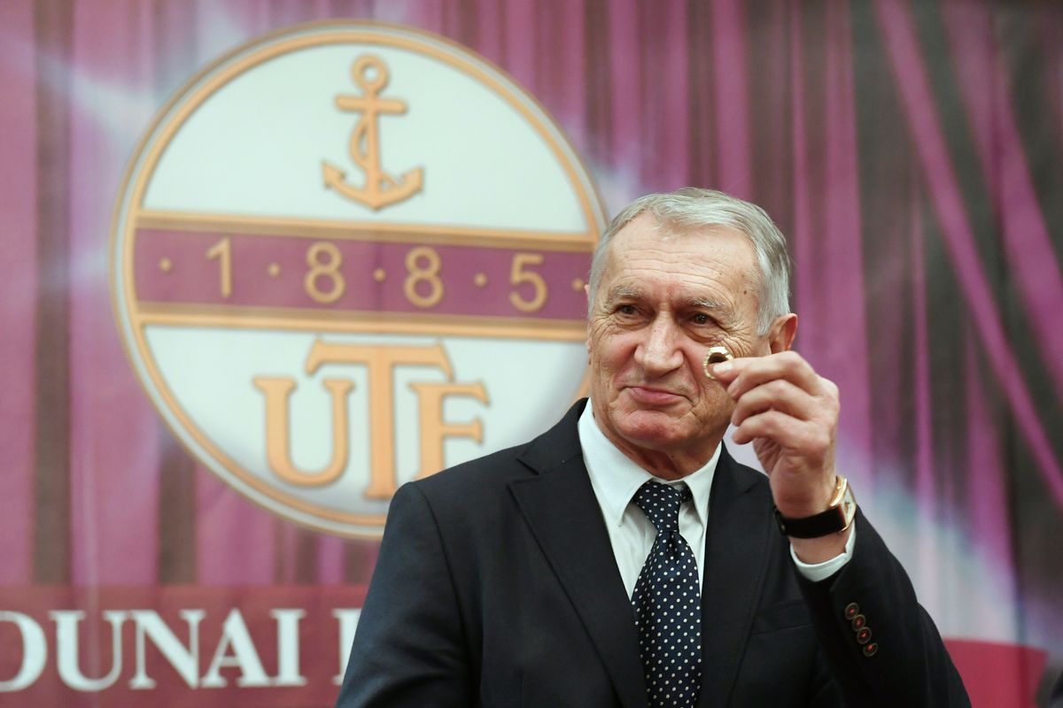  Az Újpest legendája - a klub 75. születésnapján aranygyűrűvel lepte meg az örökös bajnokot (Kép: MTI/Koszticsák Szilárd)