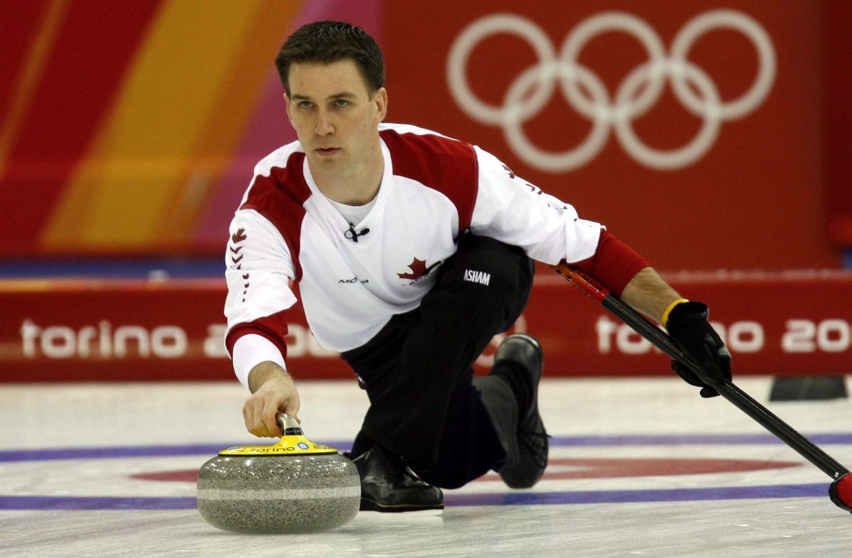 Brad GUSHUE, a kanadaiak egyik játékosa eldobja a követ a Finnország ellen a torinói téli olimpia curlingbajnokságának döntőjében játszott mérkőzésen Pinerolóban 2006. február 24-én. Kanada 10-4-re győzött, és aranyérmet nyert. Fotó: MTI/EPA/Valdrin Xhemaj