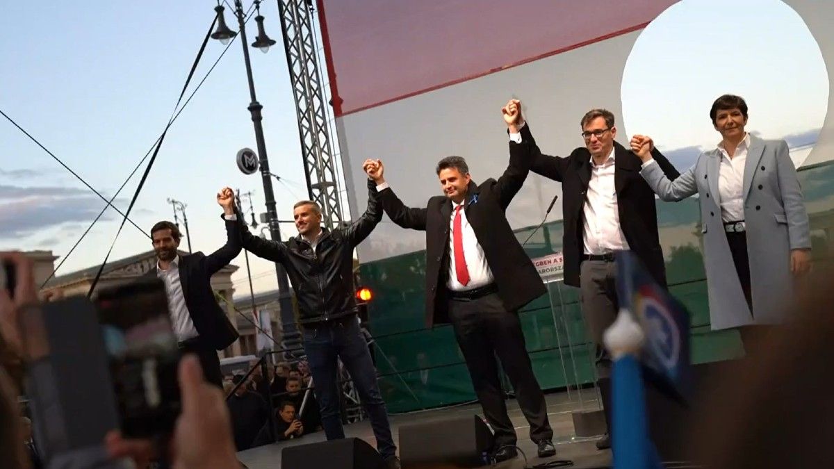 Az ellenzéki pártok miniszterelnök-jelöltjei a baloldali összefogás október 23-i rendezvényén az Andrássy úton (Kép: Facebook)
