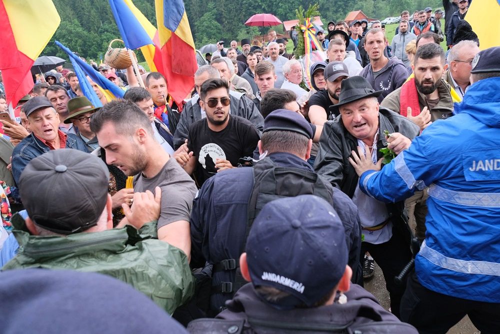 Úzvölgye, 2019. június 6. Csendőrökkel dulakodnak román résztvevők, akik majd ortodox szertartás keretében felszentelték a törvénysértően létesített román emlékművet és parcellát 2019. június 6-án. MTI/Veres Nándor