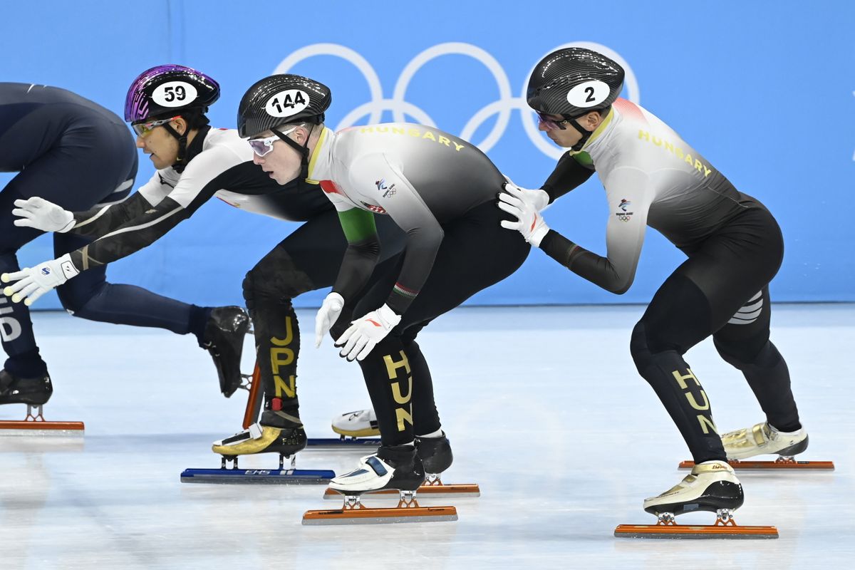 Nógrádi Bence (jobbról a második) váltja Liu Shaolin Sándort (jobbra) a férfi rövid pályás gyorskorcsolyázók 5000 méteres váltóversenyének B-döntőjében a Fővárosi Fedett Stadionban a pekingi téli olimpián 2022. február 16-án. MTI/Kovács Tamás