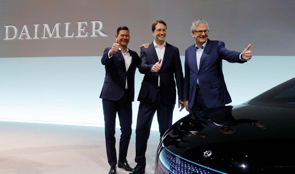 Harald Wilhelm, a Daimler pénzügyi igazgatója, Ola Källenius igazgatótanácsi elnök, vezérigazgató és  Martin Daum, a teherautó- üzletág vezetője egy EQS elektromos kocsi mellett a járműgyártó éves sajtóértekezletén Stuttgartban 2020. február 11-én. <br> Fotó: MTI / EPA / Ronald Wittek