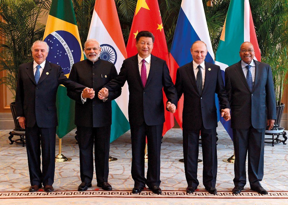 A BRICS-csoport 2016-os találkozóján részt vevő vezetők: Michel Temer brazil elnök, Narendra Modi indiai kormányfő, Hszi Csin-ping kínai, Vlagyimir Putyin orosz és Jacob Zuma dél-afrikai elnök <br> Fotó: MTI/EPA/AFP Pool/Vang Csao