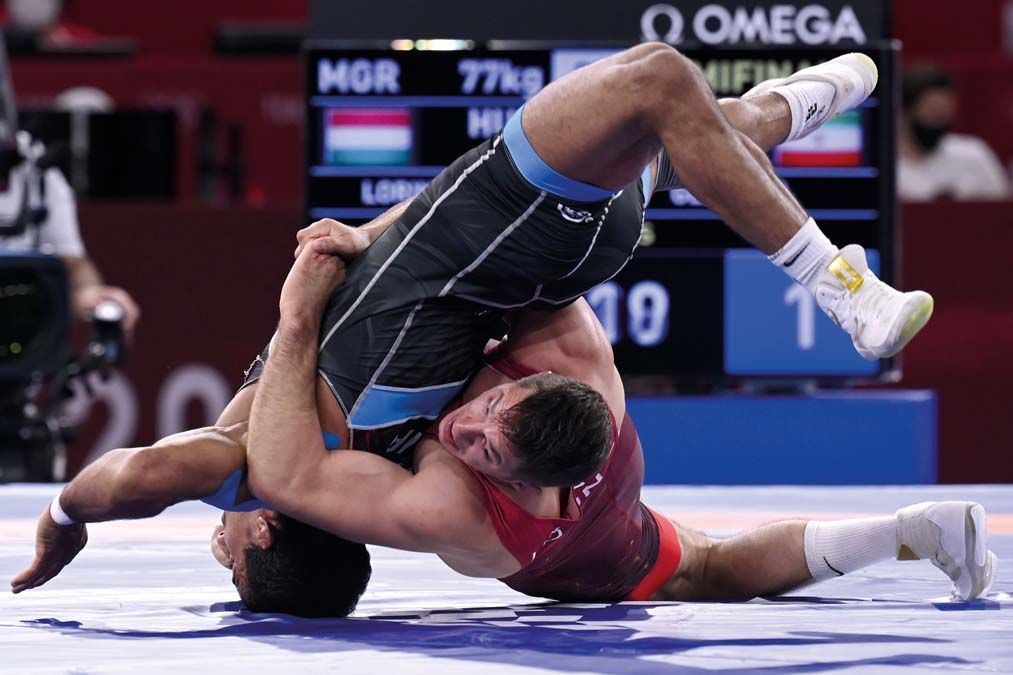 Lőrincz Tamás az iráni Mohammedali Garadzsi ellen küzd a kötöttfogású birkózók 77 kilogrammos kategóriájának elődöntőjében a tokiói olimpián. <br> Fotó: MTI / Kovács Tamás