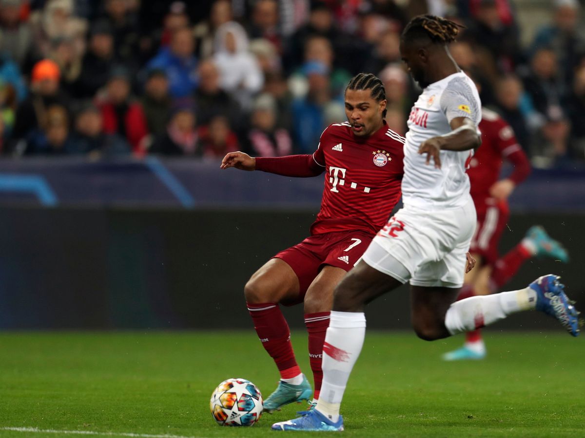 Oumar Solet (j), a Salzburg és Serge Gnabry, a Bayern München játékosa a labdarúgó Bajnokok Ligája nyolcaddöntőjében. Fotó: MTI/AP/Alexandra Beier