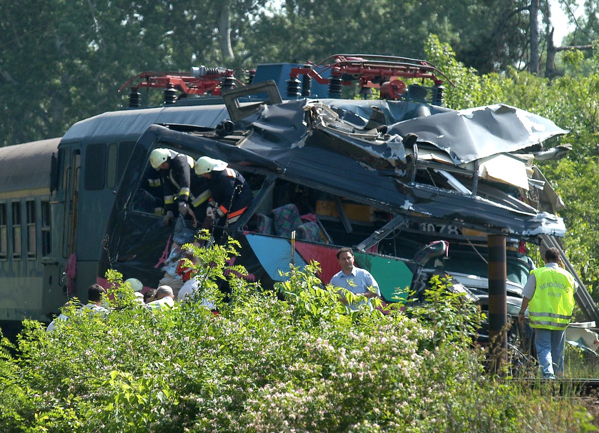 A siófoki tragédiában a vonat háromszáz méteren keresztül tolta maga előtt a buszt (Fotó.MTI/Mihádák Zoltán)