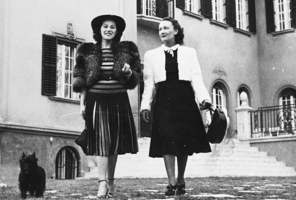 Bajor Gizi (balra) a villája kertjében, Elsa Merlini olasz színésznővel 1940-ben. Fotó: Fortepan