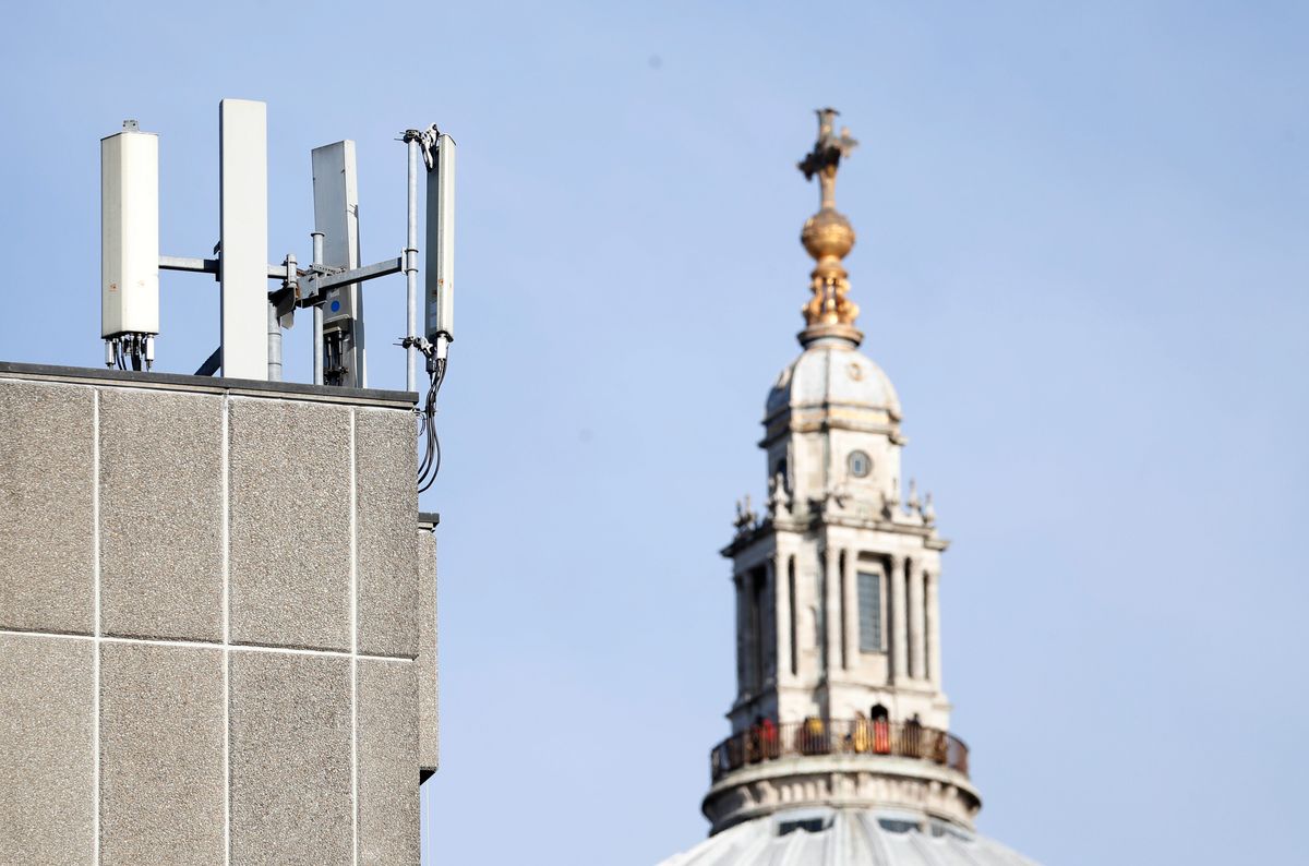 Mobilátjátszó-tornyok a londoni Szent Pál katedrális előtt 2020. január 28-án. A kínai Huawei vállalatot a brit kormány "magas kockázatú beszállítónak” minősítette, így az a brit 5G programban csak a perifériális hozzáférési elemek kiépítéséhez járulhat hozzá. (MTI/AP/Alastair Grant)