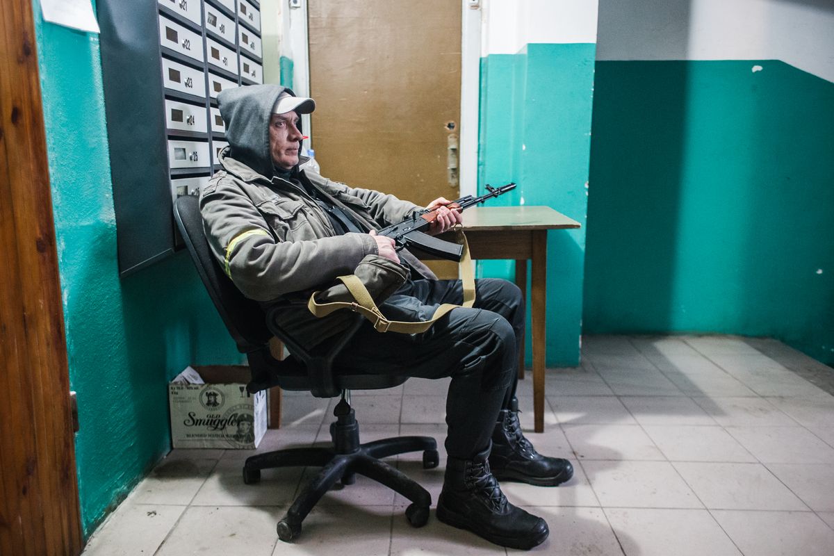 Önkéntes katona pihen egy kijevi lépcsőházban. Fotó: Hölvényi Kristóf