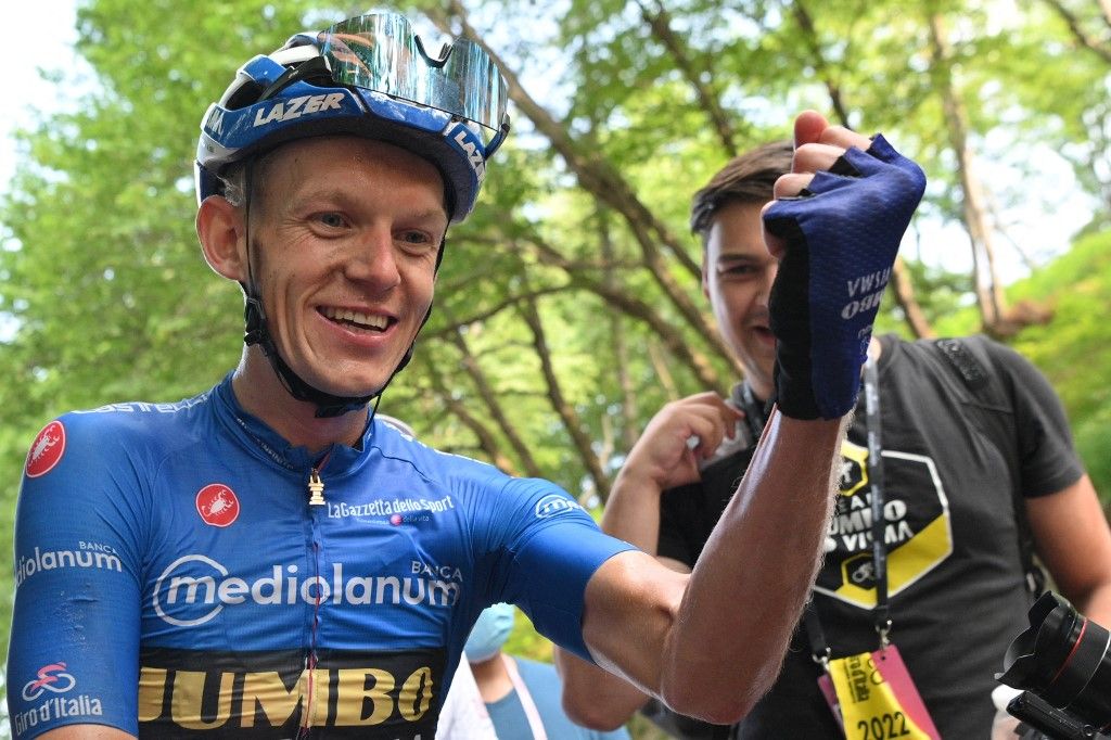 A képen: A Team Jumbo holland versenyzője, Koen Bouwman reagál, miután áthaladt a célvonalon, és megnyerte a Giro d'Italia 2022 kerékpárverseny 19. szakaszát, amely Marano Lagunare és Santuario di Castelmonte között fekszik. 2022. május 27-én. Marco ALPOZZI / POOL / AFP