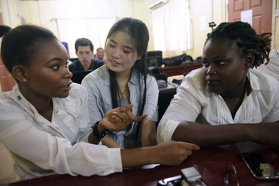 Egy kínai nyelvoktató diákjaival a lagoszi Konfuciusz Intézetben. (Pius Utomi Ekpei/AFP)