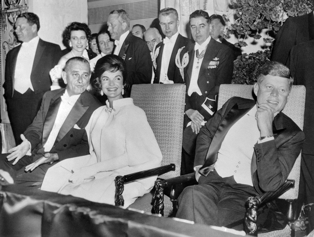 Johnson alelnök (balra) és Kennedy elnök, köztük Jackie Kennedy 1960-ban (fotó: AFP)