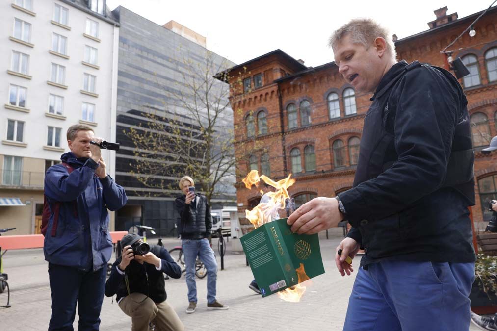 Rasmus Paludan szélsőjobbos politikus Koránt éget Stockholmban május 1-jén <br> Fotó: AFP / TT NEWS AGENCY / Fredrik Persson