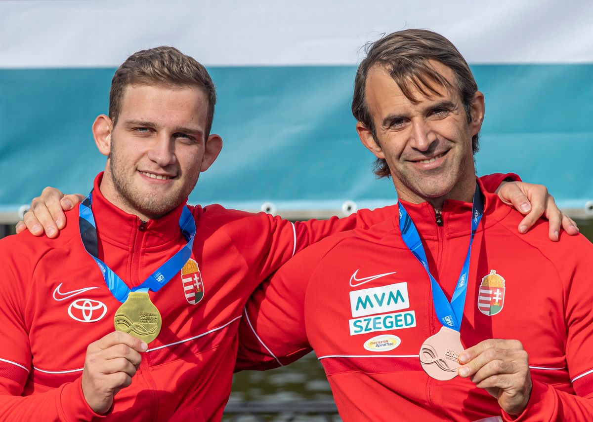 Az aranyérmes Kiss Péter Pál és a bronzérmes Suba Róbert a kajak-kenu világbajnokság KL1 férfi 200 méteres versenyének eredményhirdetésén a koppenhágai Bagsvaerd-tavi versenypályán 2021. szeptember 18-án. MTI/Szigetváry Zsolt