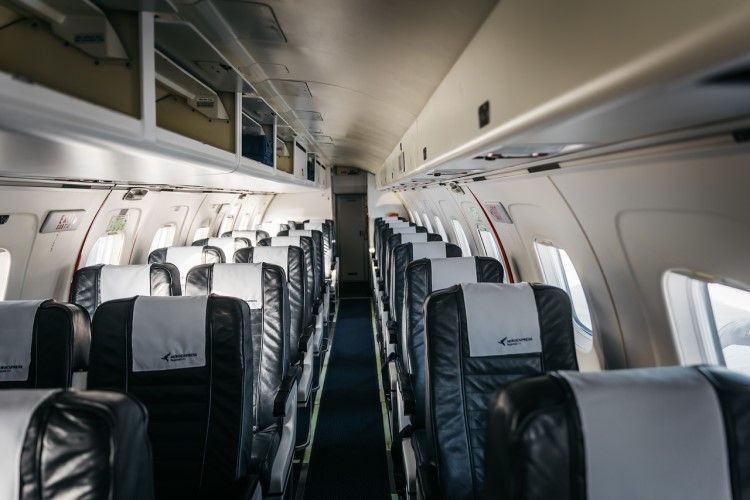 Családias belső fogad minket a cég Embraer EMB120 Brasilia típusú gépének fedélzetén. A repülőgép kapacitása harminc fő. Fotó: Mandiner/Mátrai Dávid
