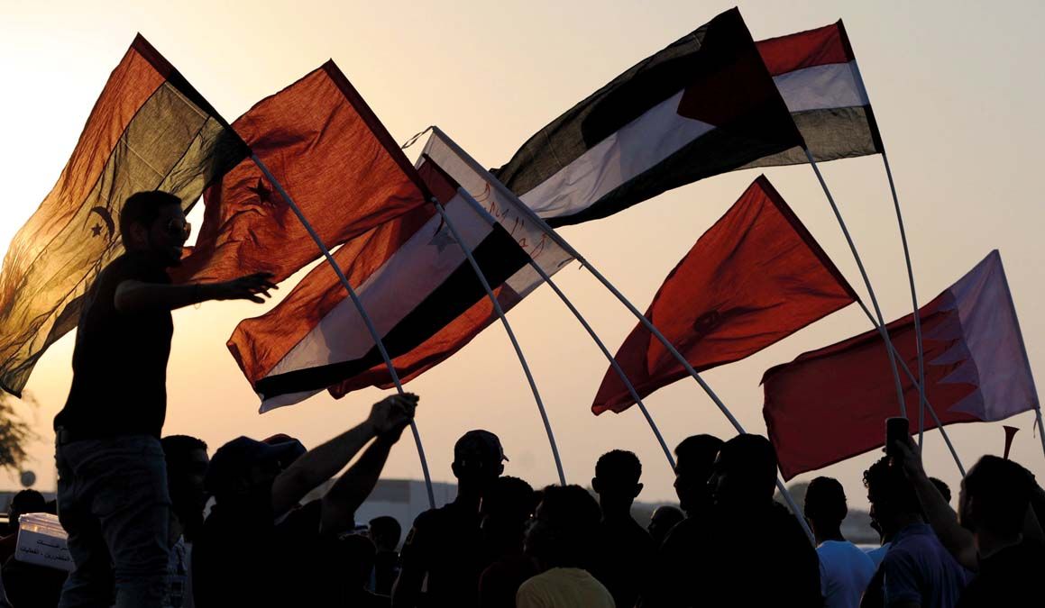 Az arab tavasz által érintett országok zászlóit lobogtatják tüntetők egy bahreini ellenzéki demonstráción 2011-ben. <br> Fotó: MTI / EPA / Mazen Mahdi