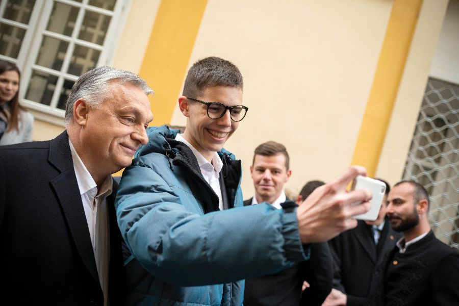 Orbán Viktor fiatalokkal a székesfehérvári kampányzárón <br> Fotó: MTI/Miniszterelnöki Sajtóiroda/Benkő Vivien Cher