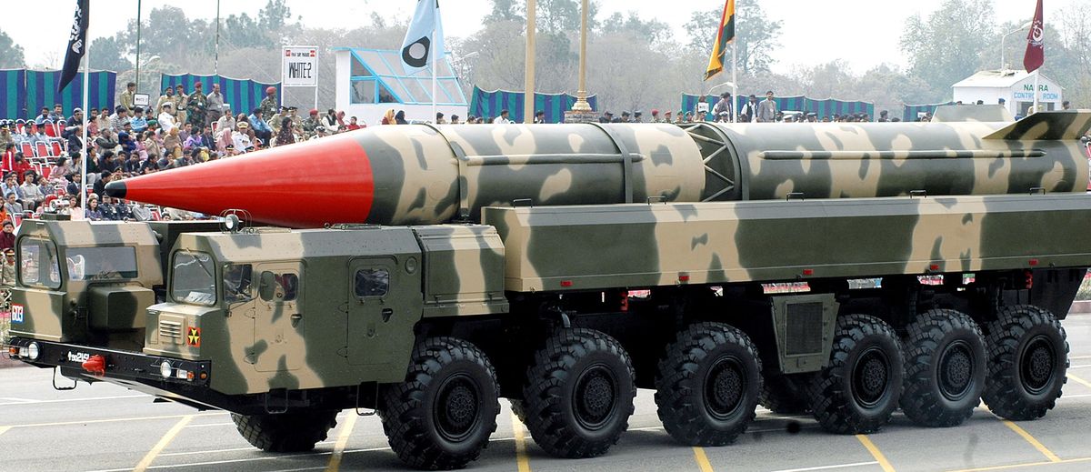 Sahín-2 atomtöltet hordozására képes, nagy hatótávolságú rakéta a pakisztáni nemzeti ünnepen rendezett katonai felvonuláson Iszlámábádban 2005. mácius 23-án   (forrás: AFP PHOTO/Farooq NAEEM)