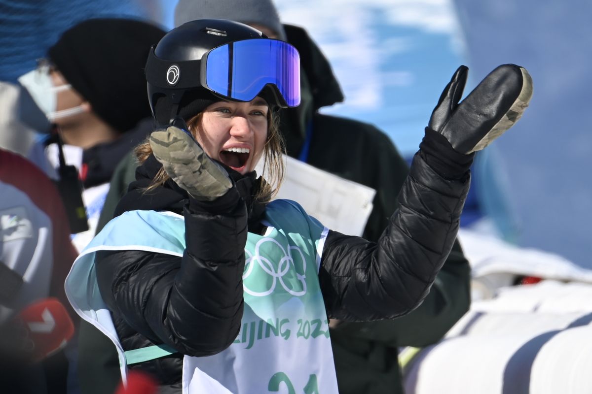 Kozuback Kamilla, miután bemutatta gyakorlatát a női hódeszkások big air versenyszámának selejtezőjében a pekingi téli olimpián a Big Air Soukang sportközpontban 2022. február 14-én. A magyar versenyző a 17. helyen végzett, így nem jutott be a 12-es döntőbe. MTI/Kovács Tamás