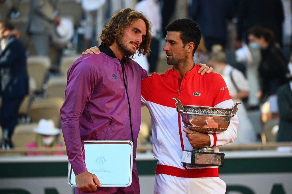 Novak Djokovic a Roland Garros trófeával, miután semmi esélyt nem adva fordította meg a tavalyi döntőt két szettes hátrányból Stefanos Tsitsipas ellen. <br> Fotó: Anne-Christine Poujoulat / AFP