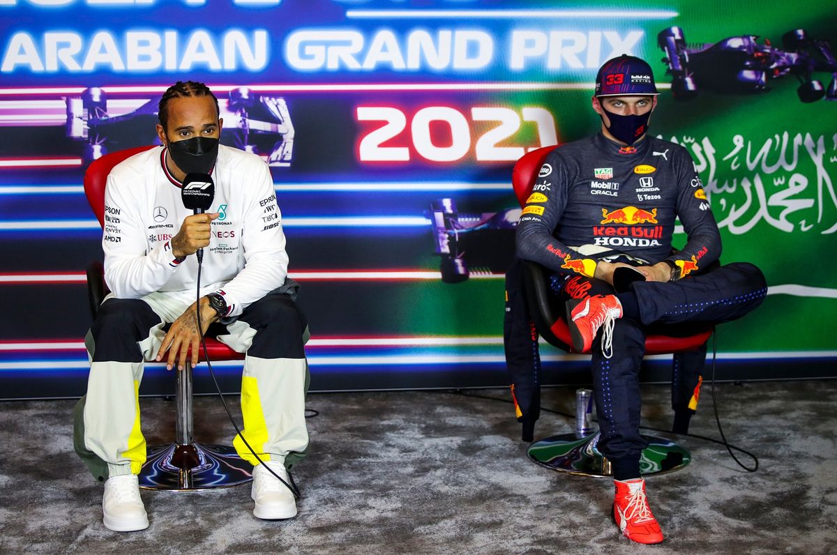 Lewis Hamilton (balra) és Max Verstappen (jobbra) a Szaúdi Nagydíj utáni sajtótájékoztatón. Florent Gooden/Getty Images/Red Bull Content Pool
