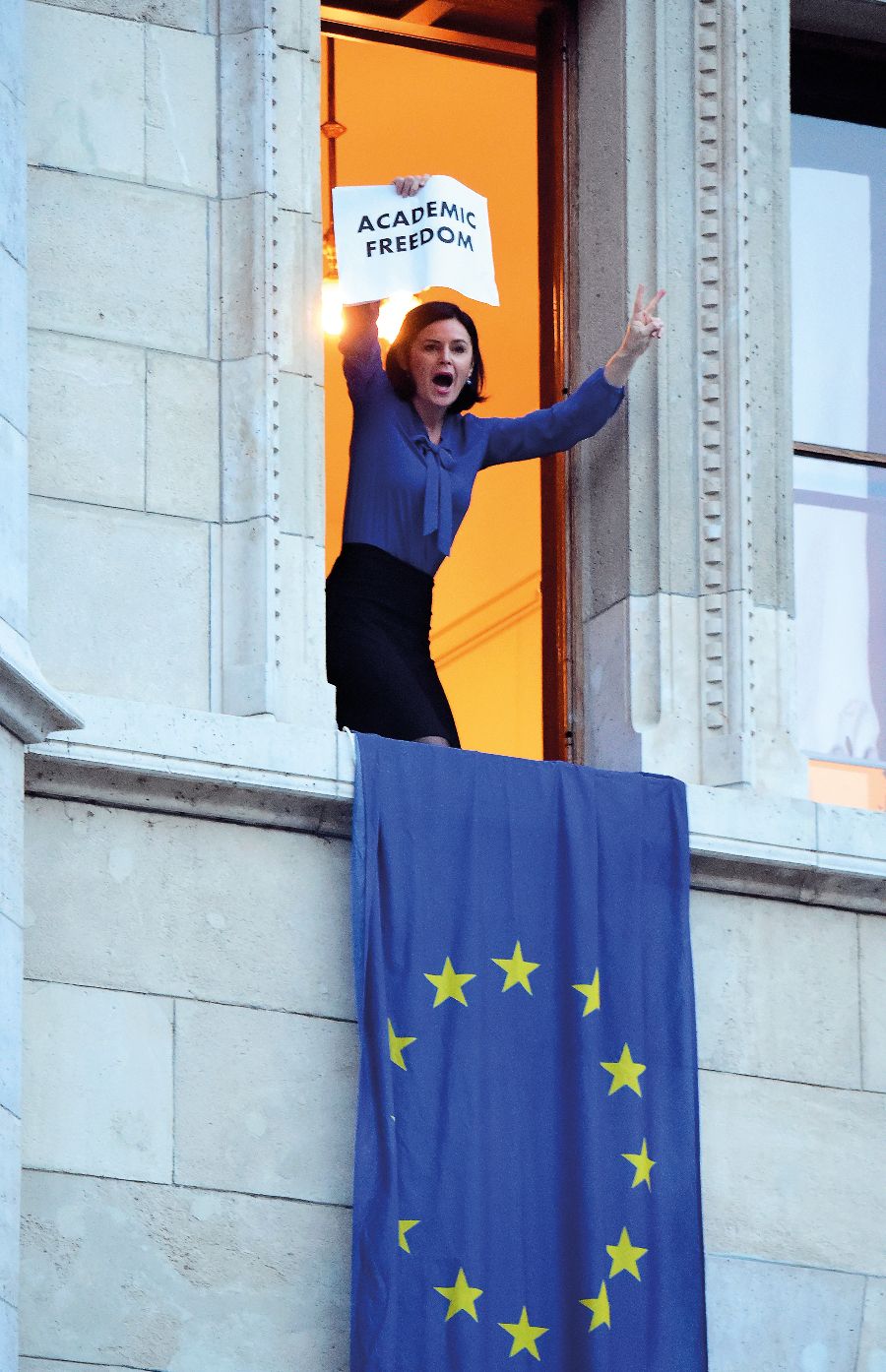 Az MSZP-s Kunhalmi Ágnes uniós zászlót lenget ki az Országház ablakából 2017-ben, akadémiai szabadságot követelve. <br> Fotó: AFP / Kisbenedek Attila
