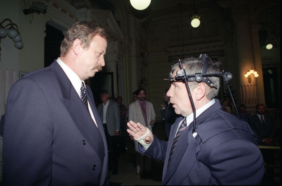 Kuncze Gábor, az SZDSZ miniszterelnök-jelöltje és Horn Gyula, az MSZP elnöke az 1994-es választás második fordulóját megelőző utolsó tévés vita előtt. Horn balesete után jelentős volt a szimpátiahatás a választók körében. <br> Fotó: MTI / Kovács Attila