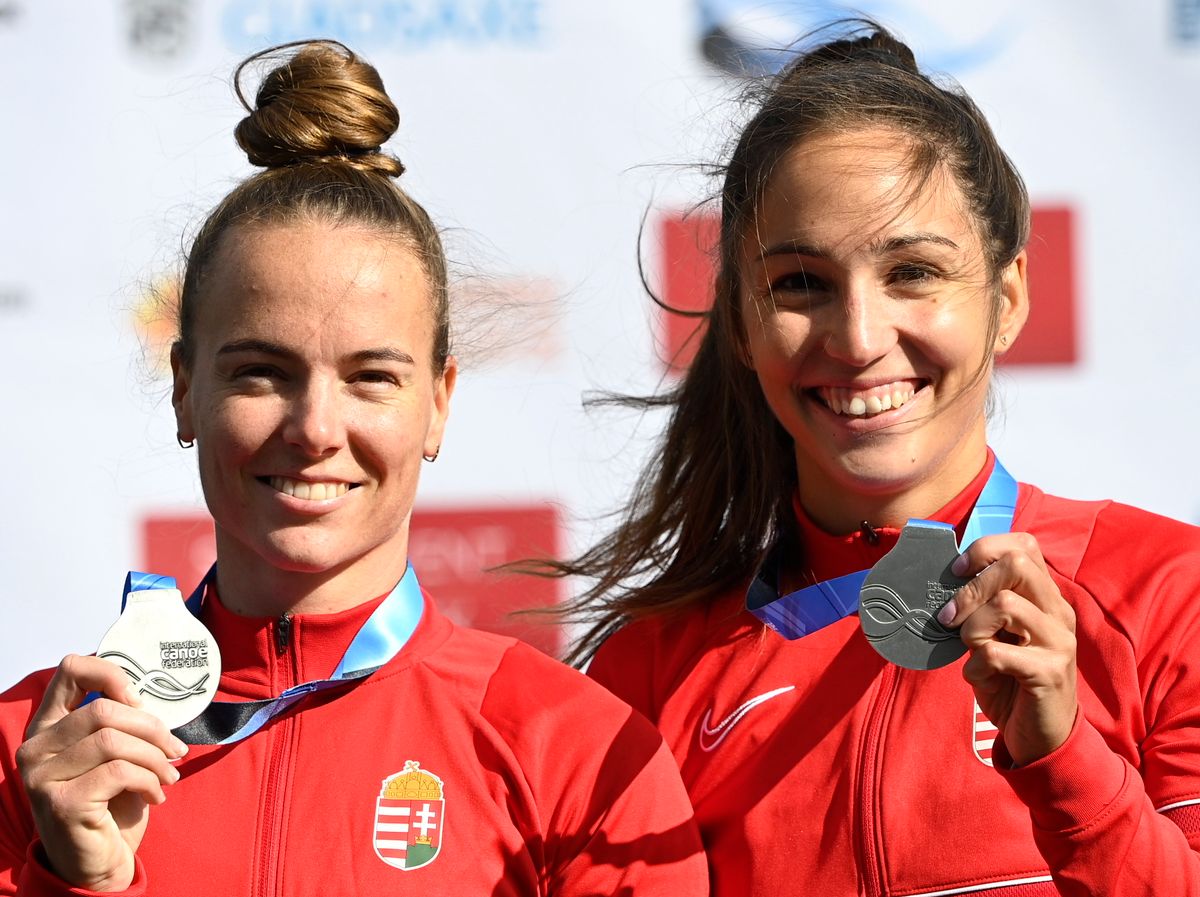 Az ezüstérmes Kiss Blanka és Lucz Anna a kajak-kenu világbajnokság kajak kettesek 200 méteres versenyének eredményhirdetésén a koppenhágai Bagsvaerd-tavi versenypályán 2021. szeptember 18-án. MTI/Szigetváry Zsolt