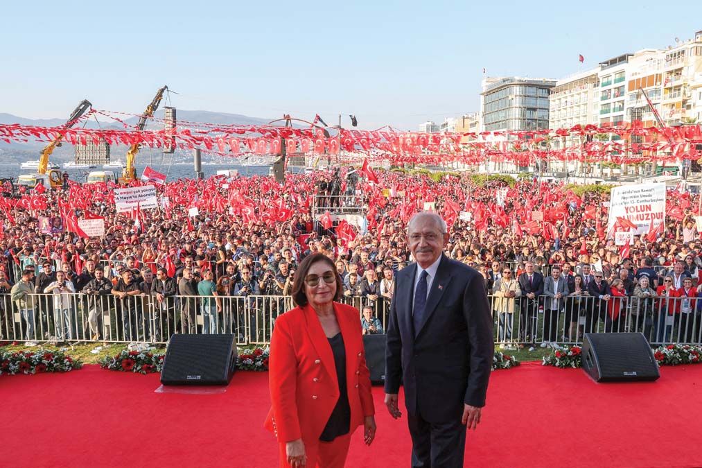 Akik véget vetnének az Erdoğan-korszaknak: Kılıçdaroğlu a nejével és támogatóival İzmirben <br> Fotó: AFP / Handout / Republican People’s Party (CHP) Press Service 