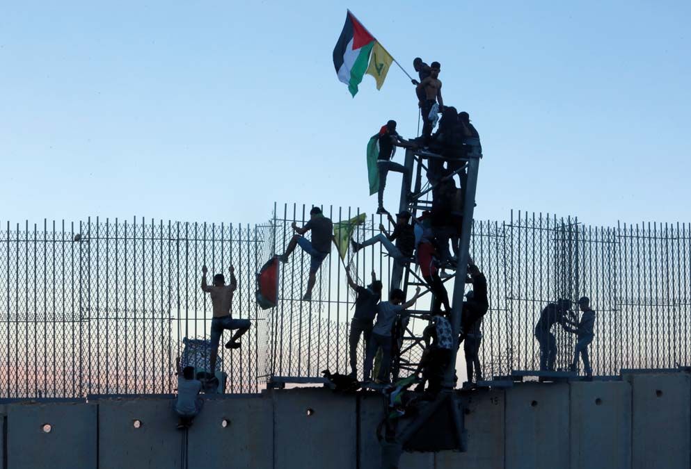 Palesztinpárti tüntetők az izraeli–libanoni határfalon. <br> Fotó: REUTERS / Aziz Taher
