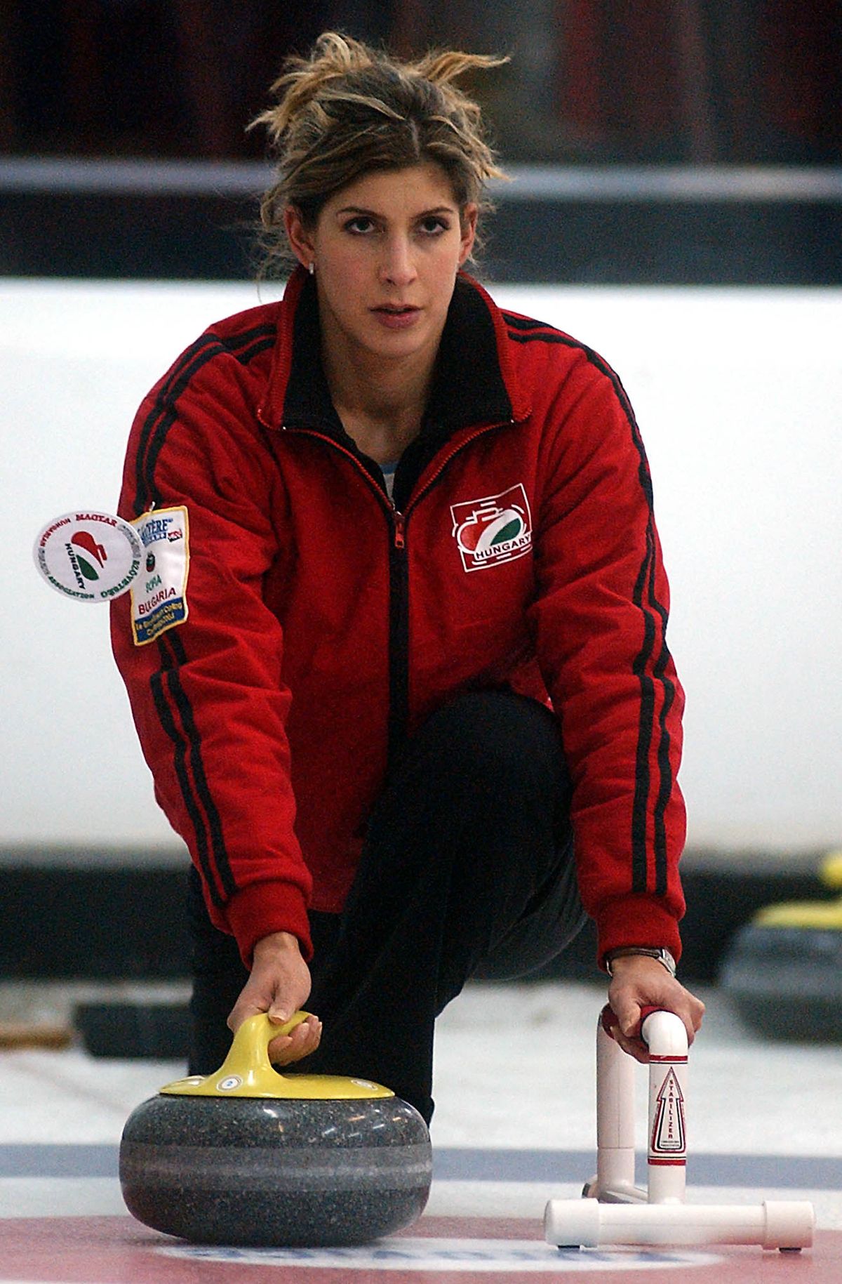 Béres Alexandra, a magyar válogatott tagja csúsztat a Provice Kupa 2005. évi Curling Csapatbajnokság első csoportmérkőzésén az első hazai curlingpályán, Kamaraerdőn. MTI Fotó: Kovács Tamás