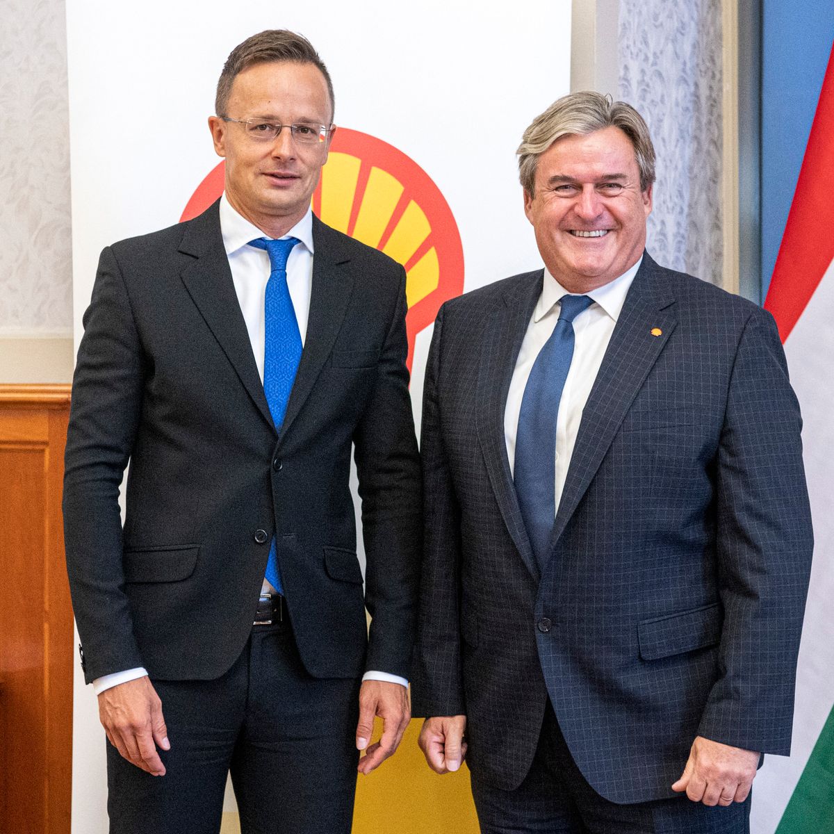 Szijjártó Péter (b) és Kapitány István, a Shell International Petroleum alelnöke a magyar LNG-vásárlást lehetővé tévő megállapodás bejelentésén Budapesten, 2019. szeptemberében. Fotó: MTI/Szigetváry Zsolt