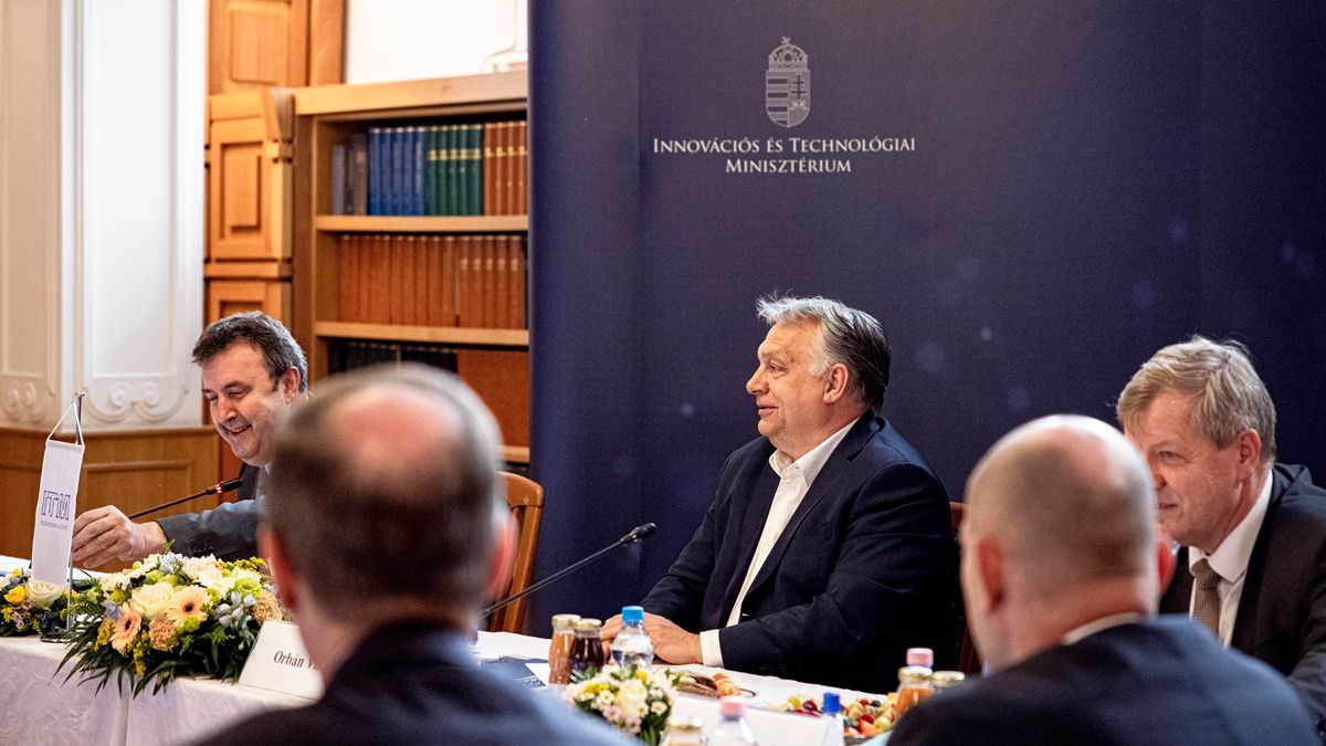 Orbán Viktor miniszterelnök (k) és Palkovics László innovációs és technológiai miniszter (b) a modellváltó egyetemeket fenntartó 21 alapítvány kuratóriumi elnökeivel tárgyal az Innovációs és Technológiai Minisztérium (ITM) épületében Budapesten 2021. május 4-én. MTI/Miniszterelnöki Sajtóiroda/Fischer Zoltán