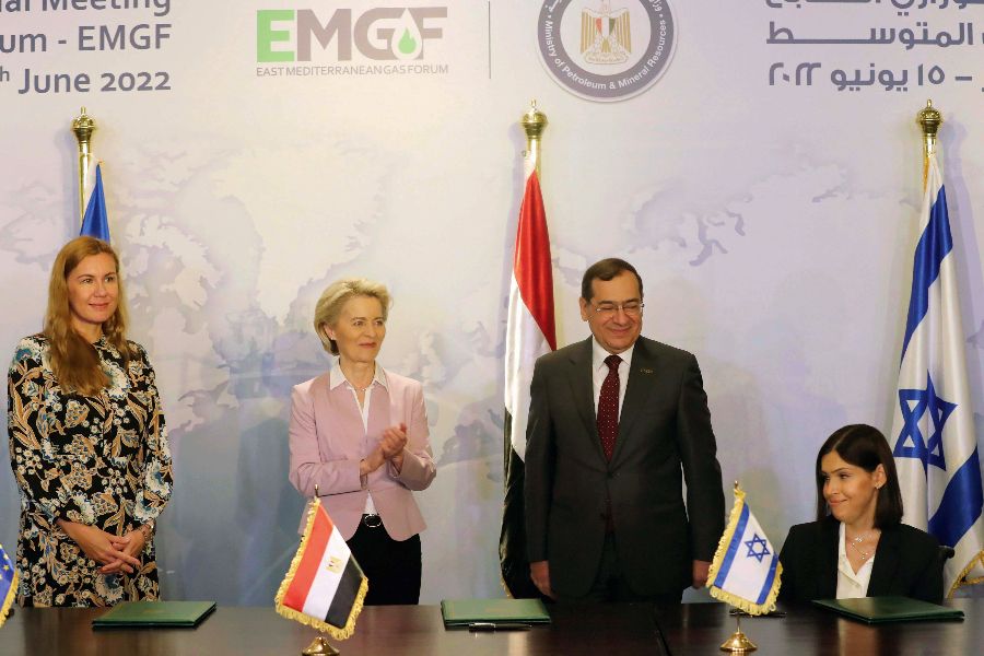 Kadri Simson energiaügyért felelős uniós biztos, Ursula von der Leyen, az Európai Bizottság elnöke, Tarek el-Mola egyiptomi olajipari miniszter és Karín Elharrar izraeli energiaügyi miniszter megállapodást ír alá az Európai Unióba szállítandó izraeli és egyiptomi földgáz mennyiségének növeléséről Kairóban június 15-én. Az izraeli gáz Egyiptomon keresztül, cseppfolyósított földgáz (lng) formájában, hajón érkezik majd Európába <br> Fotó: MTI/EPA