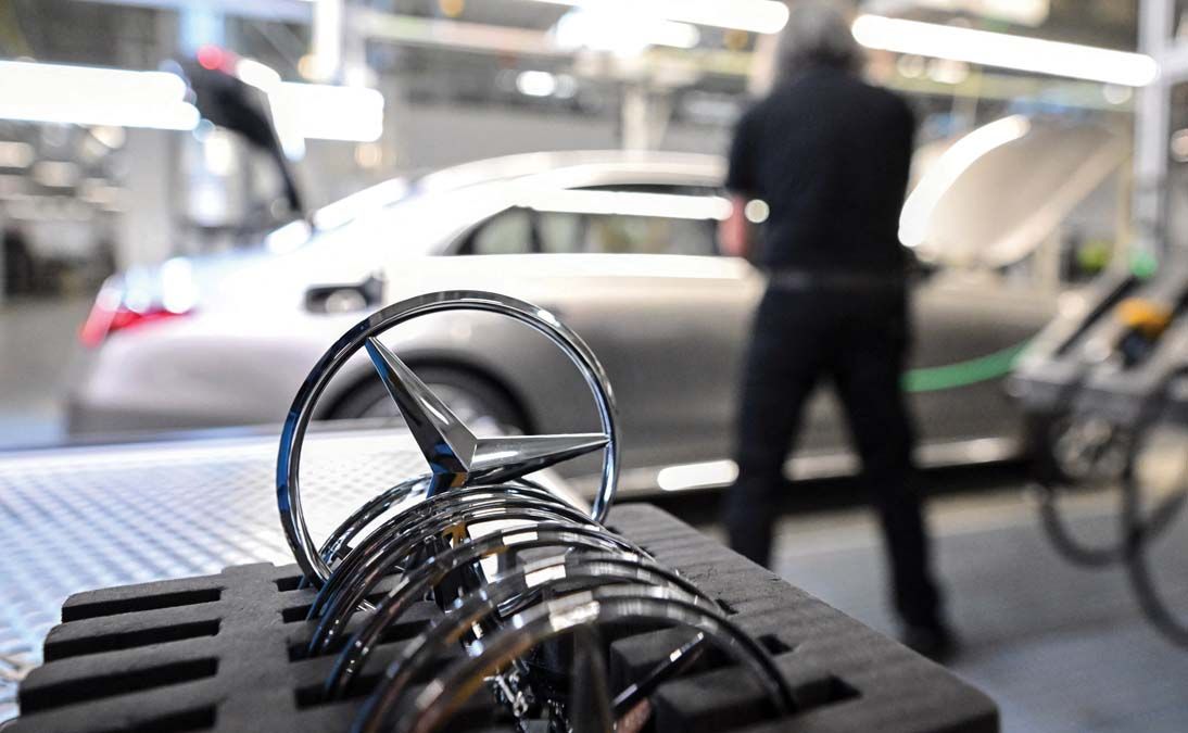 Készülnek a Mercedesek a németországi Sindelfingen gyárában <br> Fotó: AFP / Bernd Weissbrod / DPA