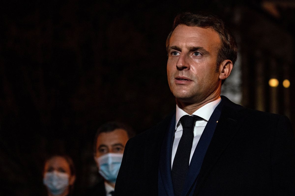 Emmanuel Macron a conflans-i iskola előtt