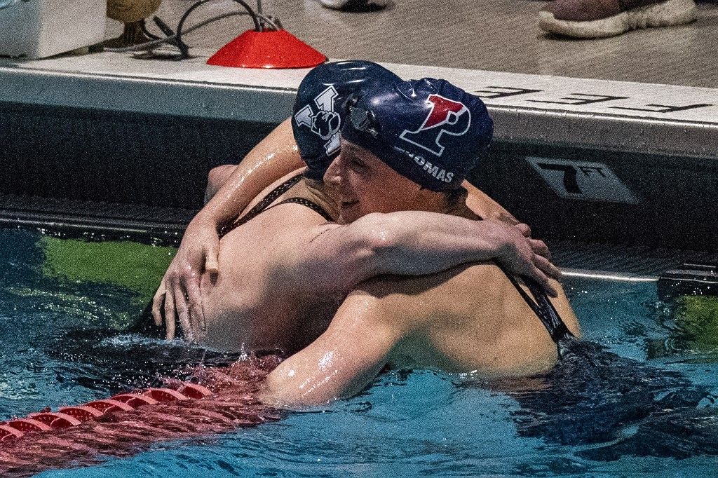 A képen: Lia Thomas transgender nő és Iszac Henig transzgender férfi ölelkeznek az amerikai egyetemi női úszóbajnokság Ivy-liga versenyén. Fotó: Joseph Prezioso / AFP -