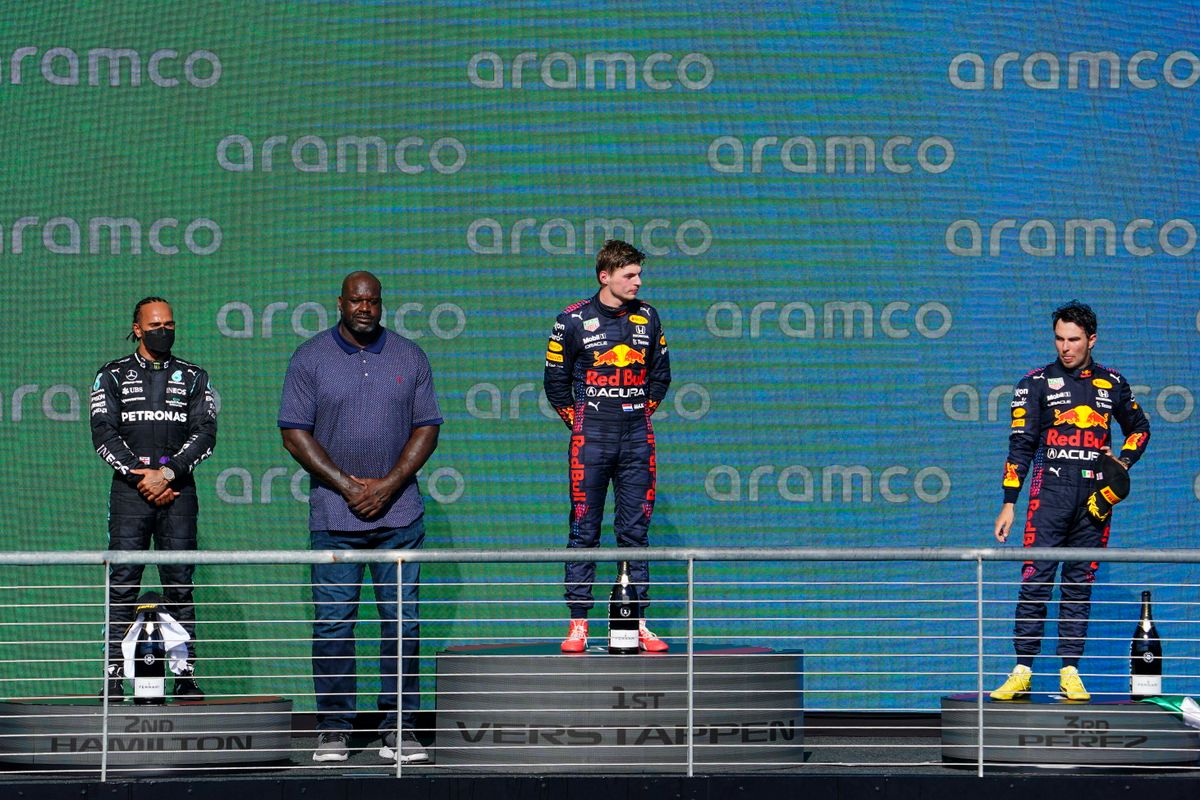 A győztes Max Verstappen, a Red Bull holland versenyzője (középen), a második helyezett Lewis Hamilton, a Mercedes brit versenyzője (balra), a harmadik helyezett Sergio Pérez, a Red Bull mexikói versenyzője (jobbra) és Shaquille O’Neal egykori amerikai profi kosárlabdázó a Forma-1-es autós gyorsasági világbajnokság austini futamának, az Egyesült Államok Nagydíjának eredményhirdetésén a Circuit of The Americas versenypályán 2021. október 24-én. MTI/EPA/Shawn Thew