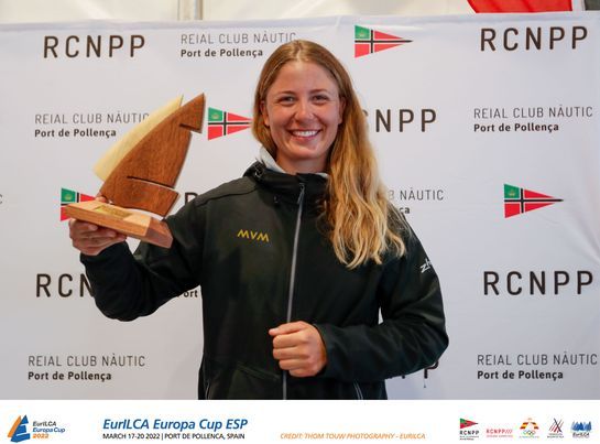 A képen: Érdi Mária Európa Kupa-trófeát vesz át. Fotó: MVSZ