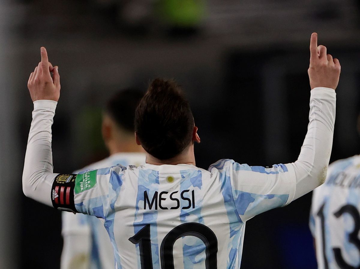 Az argentin Lionel Messi ünnepli gólját a 2022-es katari labdarúgó-világbajnokság dél-amerikai selejtezősorozatának 9. fordulójában játszott Argentína-Bolívia mérkőzésen Buenos Airesben 2021. szeptember 9-én. Az argentin válogatott Lionel Messi mesterhármasával 3-0-ra győzött. A 34 éves Messi a mérkőzésen megdöntötte Pelé válogatottbeli gólrekordját. A 34 éves támadó már 81 alkalommal talált a kapuba az argentin valogatottban, míg a brazilok háromszoros világbajnoka 77-szer volt eredményes. MTI/EPA-EFE/Pool/Juan Ignacio Roncoroni