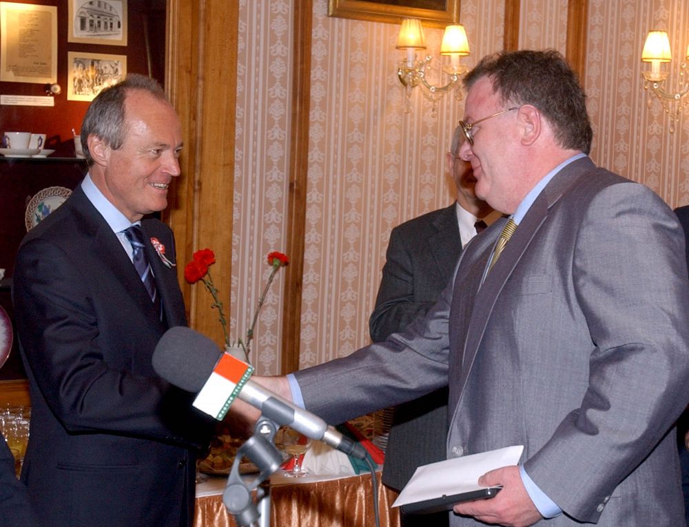 Juszt László átveszi a Medgyessy Pétertől a Szabad Sajtó Díjat 2002 március 15-én. Fotó:MTI/Rózsahegyi Tbor