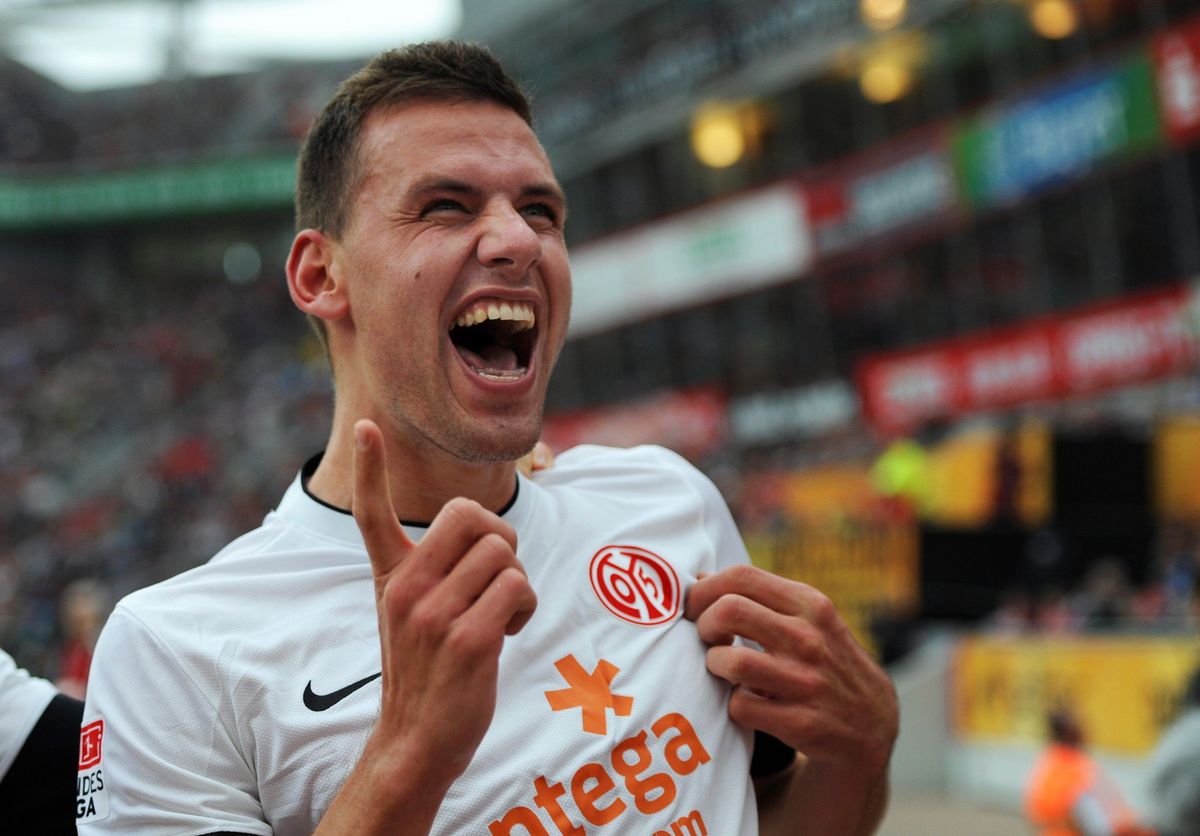 Szalai Ádám, az 1. FSV Mainz 05 magyar válogatott csatára ujjong, miután gólt szerzett a Bayer Leverkusen ellen, és 1-1-re módosította az állást a 2012. október 20-i mérkőzésen Leverkusenben. Az összecsapás 2-2-es döntetlenre végződött. Fotó: MTI/EPA/Daniel Naupold