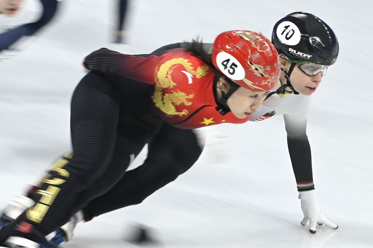 Jászapáti Petra (jobbra) és a kínai Csang Csü-ting a női rövid pályás gyorskorcsolyázók 1500 méteres versenyének negyeddöntőjében a Fővárosi Fedett Stadionban a pekingi téli olimpián 2022. február 16-án. MTI/Kovács Tamás