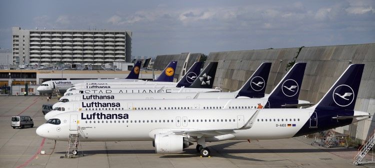 A Lufthansa veszteglő repülőgépei a frankfurti repülőtéren a német légitársaság földi kiszolgáló személyzetének 24 órás figyelmeztető sztrájkja alatt, 2022. július 27-én. A munkabeszüntetés miatt a társaság több mint ezer járatát törölte. MTI/EPA/Ronald Wittek