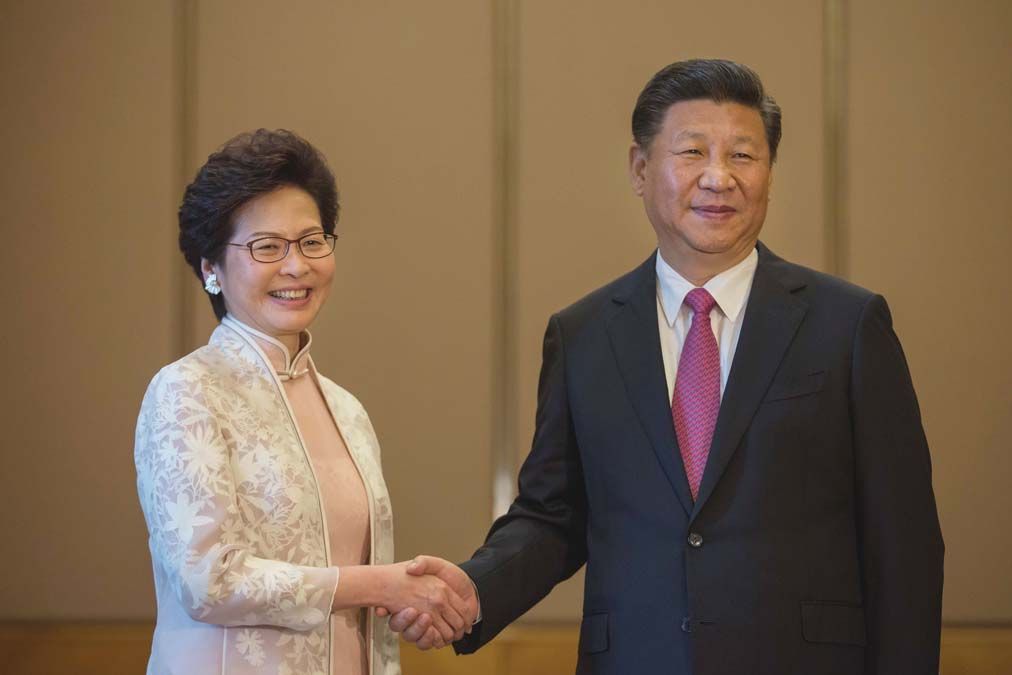 Kézen fogva: Hszi Csin-ping kínai elnök Carrie Lam hongkongi főminiszterrel.<br>Fotó: REUTERS / Billy H.C. Kwok / Pool 
