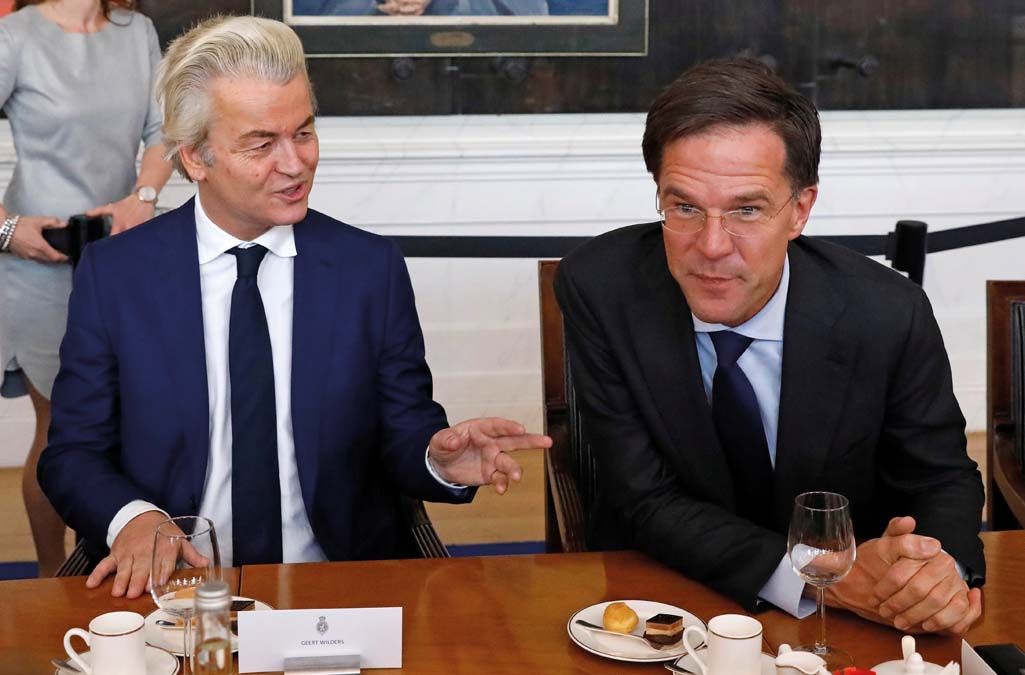 Geert Wilders és Mark Rutte egy 2017-es tárgyalásukon. <br> Fotó: Reuters / Yves Herman