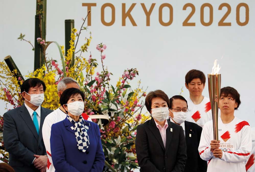 Hasimoto Szeiko, az olimpiát és paralimpiát előkészítő bizottság elnöke és Koike Juriko tokiói kormányzó a játékok fáklyaváltójának kezdetén Narahában március 25-én. <br> Fotó: MTI / EPA / Reuters / Kim Kjung Hun