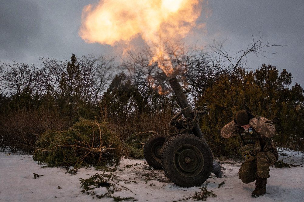 Francia aknavetővel oroszokra lövő ukrán katona Bahmutnál február 15-én <br> Fotó: AFP/Yasuyoshi Chiba